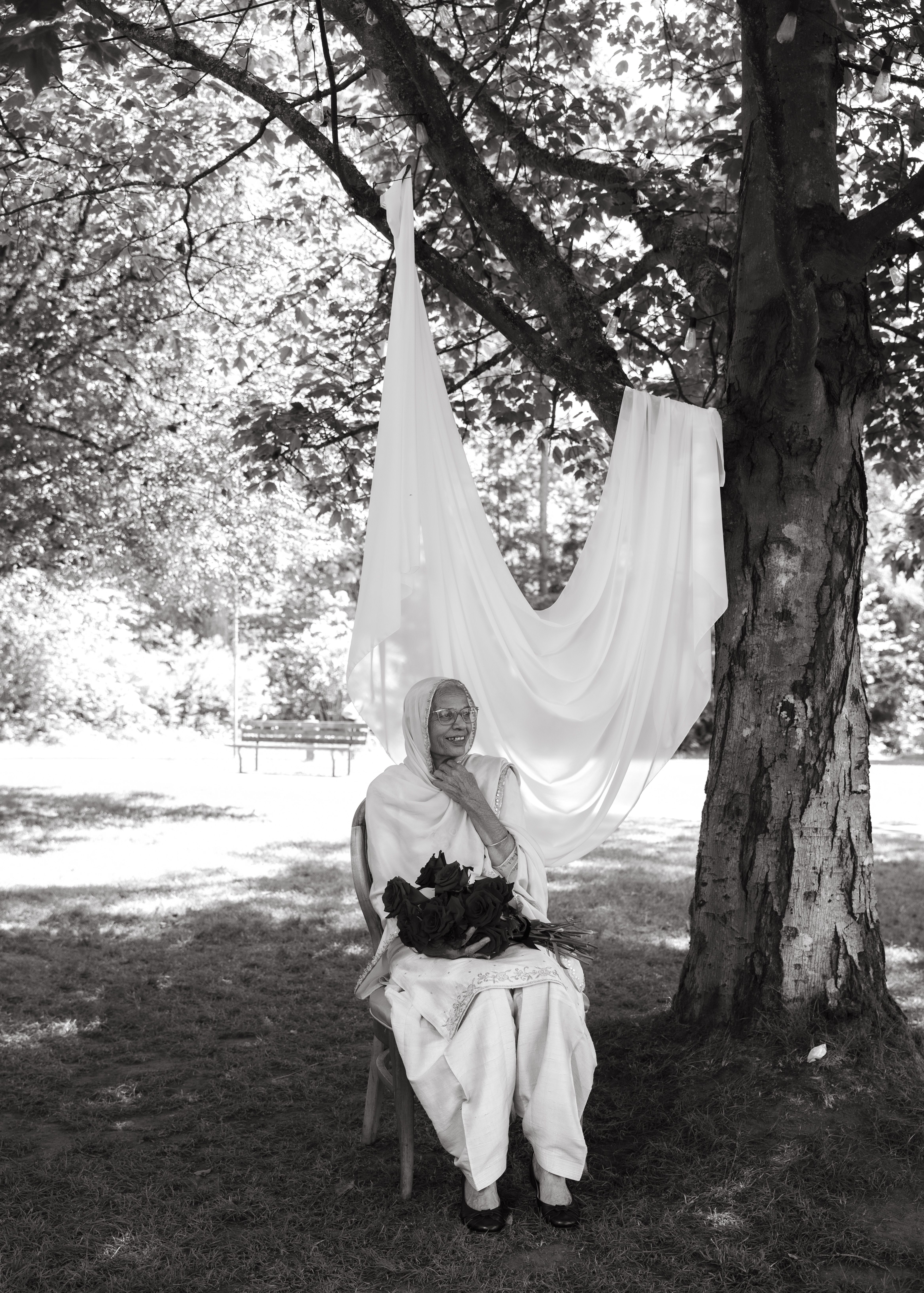 Mujer Mayor En Retrato Al Aire Libre En Blanco Y Negro · Foto de stock ...