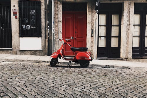 免费 红色摩托车停在路边 素材图片