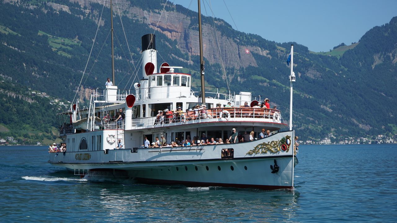 Romantic Stroll along Luzerner Seepromenade