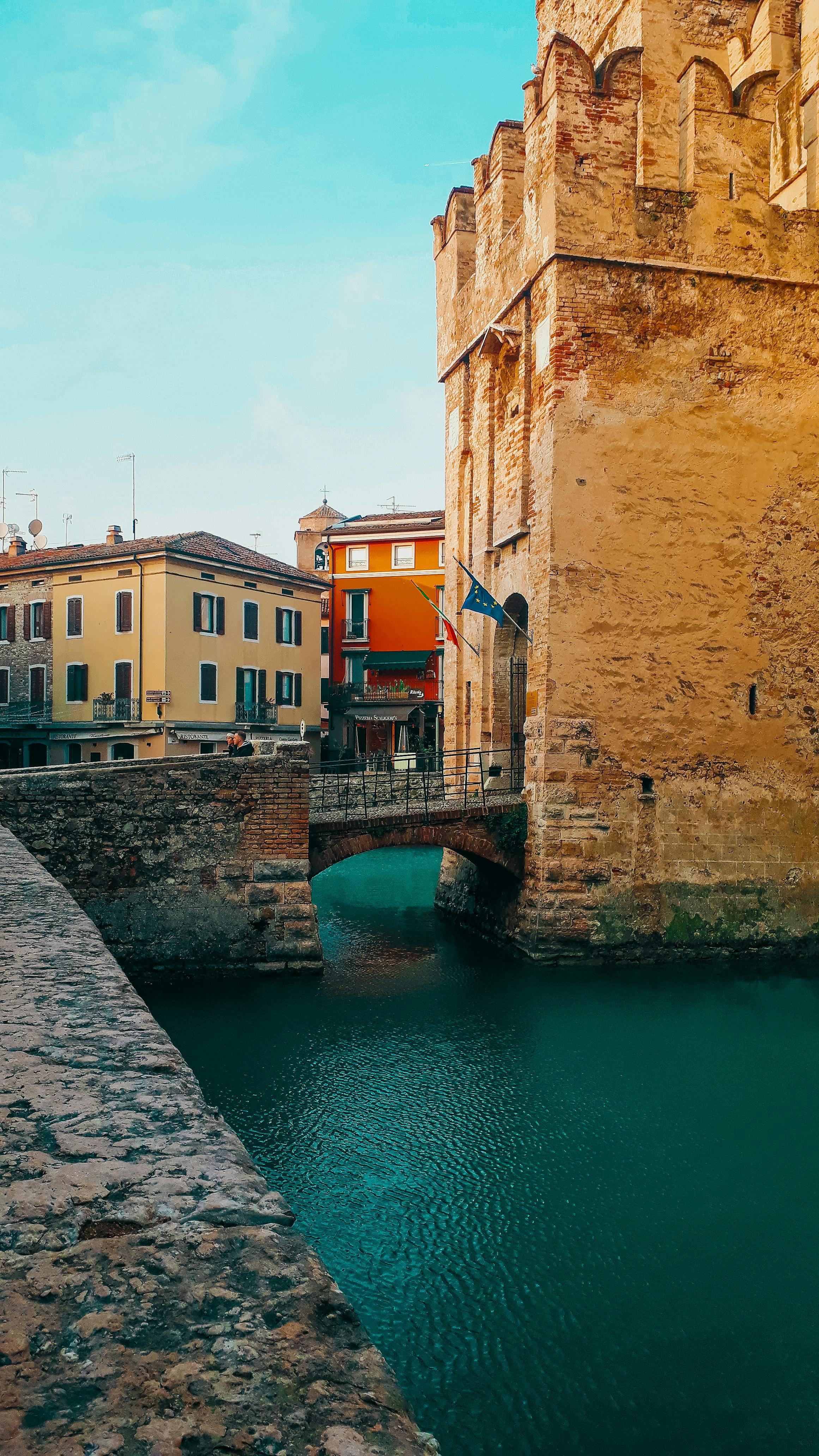 一个充满活力的欧洲小镇，拥有历史建筑和风景优美的运河