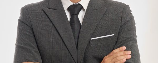 Hombre con presencia dominante