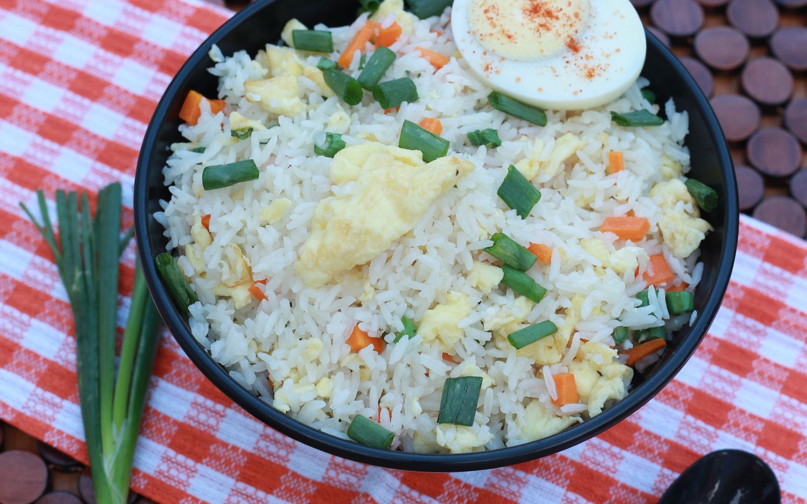 Foto de Arroz frito chinês com legumes e ovos