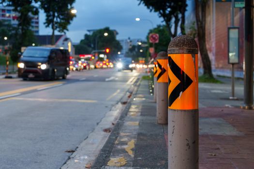 Pemasangan bollard stainless steel sebagai pengaman perimeter area komersial