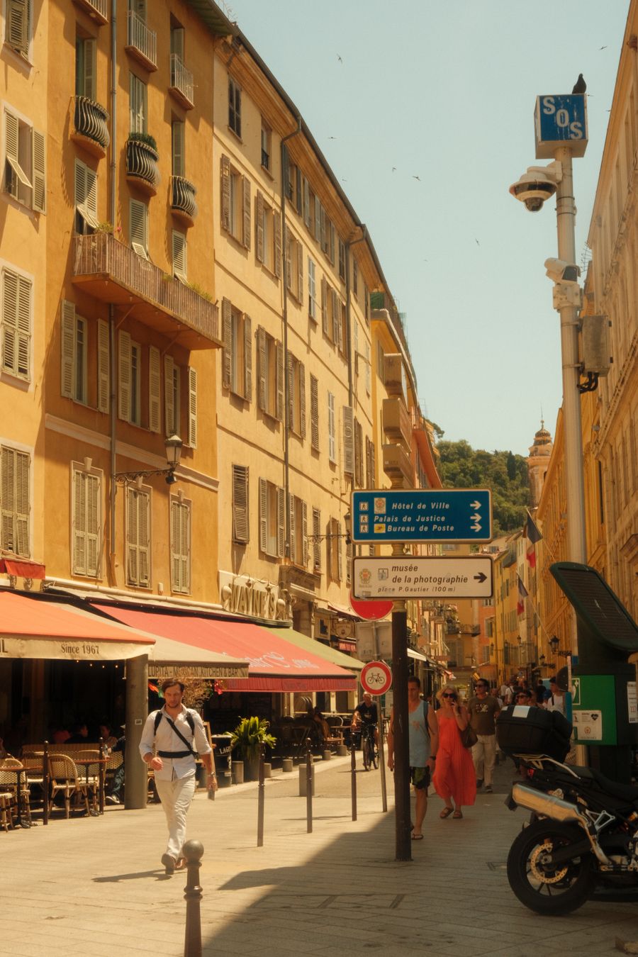 Rue animée du Vieux Nice avec ses bonnes adresses