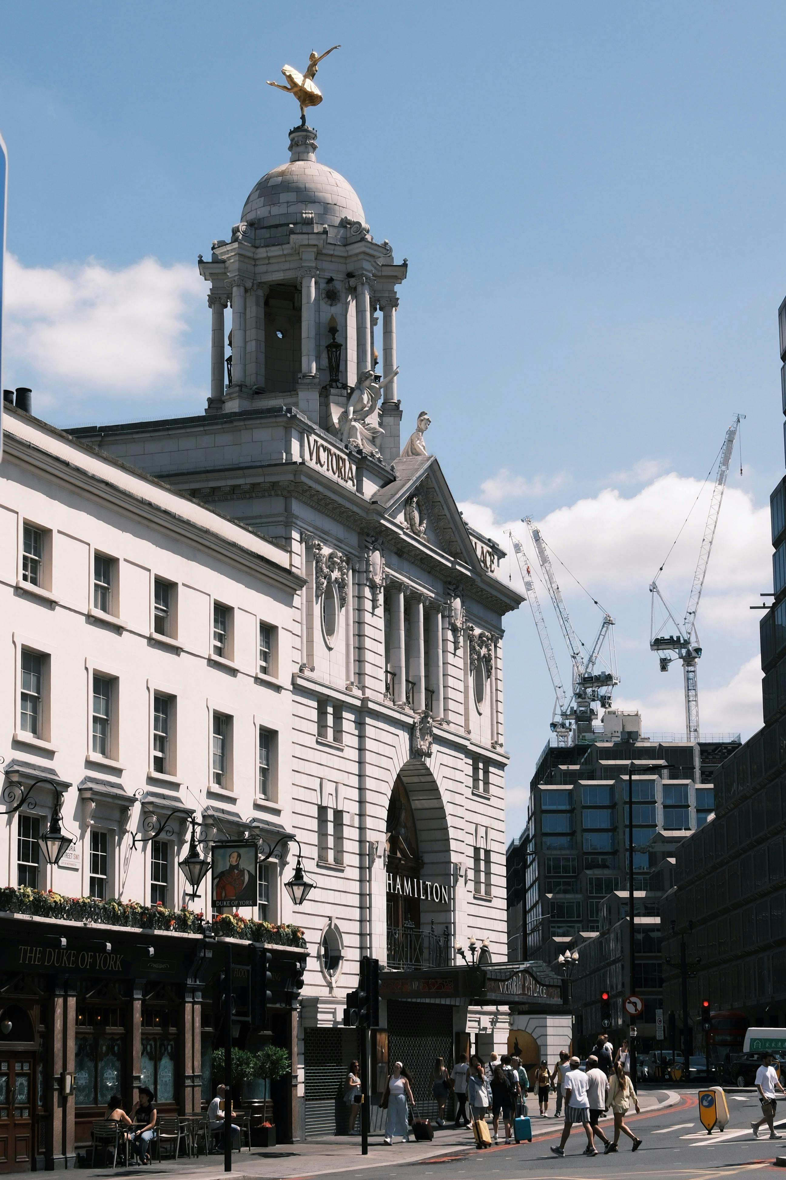 De franc L'icònic teatre Victoria Palace de Londres, ple de vida al carrer. Foto d'estoc