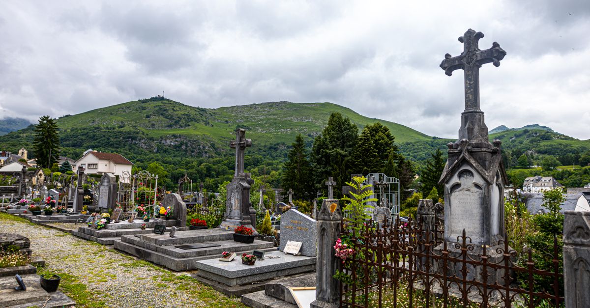 Ruhiger Friedhof mit Bäumen in ländlicher Umgebung, sinnbildlich für die Region Neckar-Odenwald-Kreis