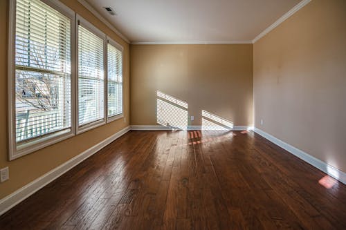 免费 棕色木制镶木地板瓷砖空房间 素材图片