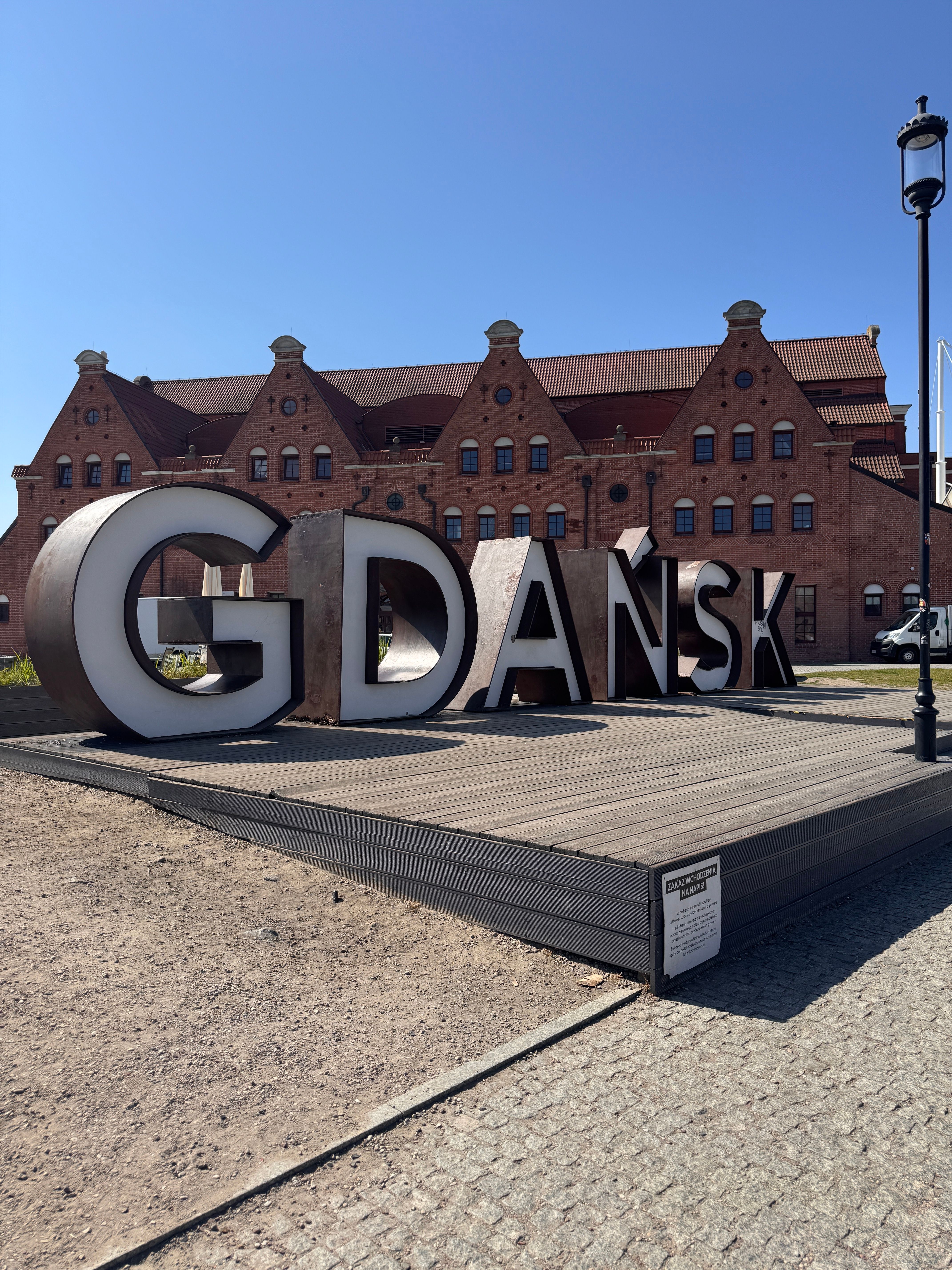 Iconic Gdańsk Sign in Historic Old Town · Free Stock Photo