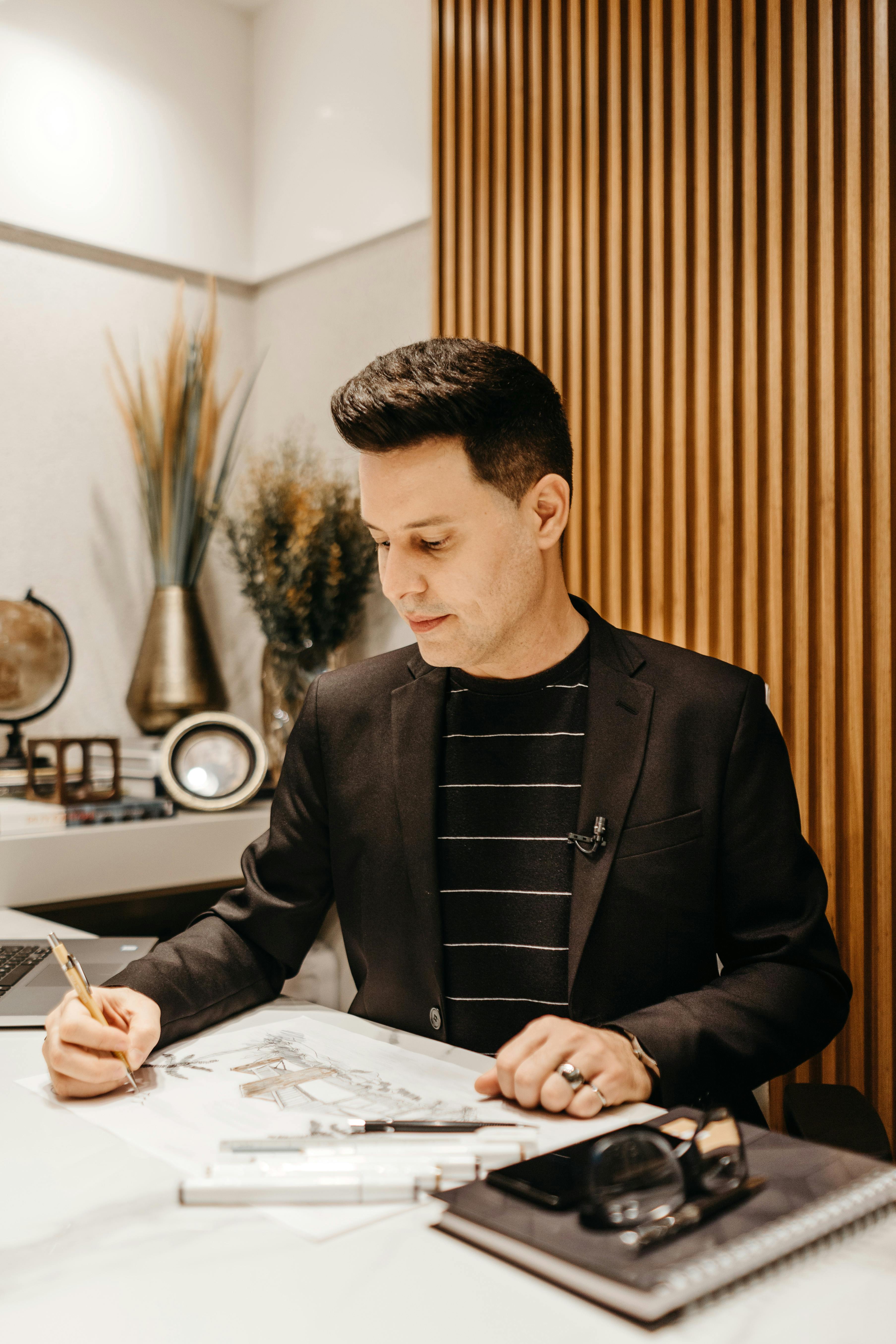 一位专业人士在现代化办公空间的办公桌前专注地写作