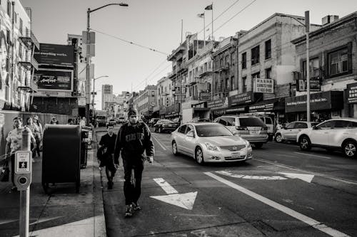 거리를 걷는 사람들의 흑백 사진