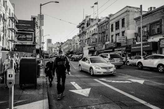 一条城市街道繁忙而单调，行人、汽车和复古建筑随处可见