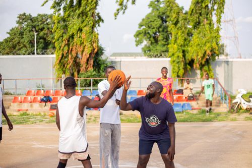 Free A vibrant outdoor basketball game with friends enjoying the sport on a sunny day. Stock Photo