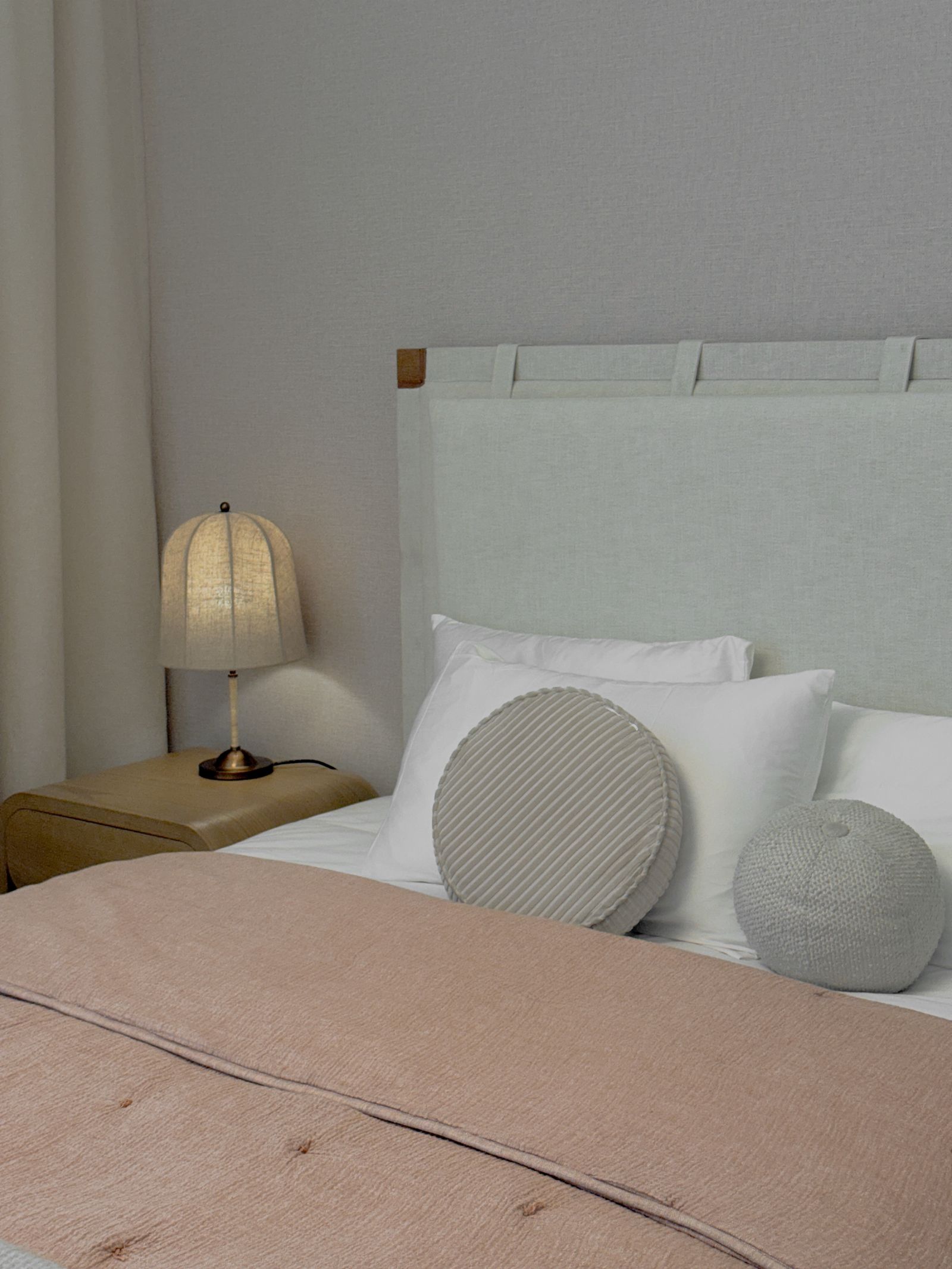 Suite d'hôtel premium avec rideaux toute hauteur et voilages translucides
