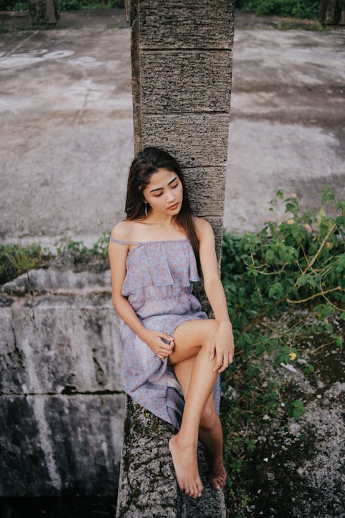 Mujer Posando Sobre Un Poste De Hormigón