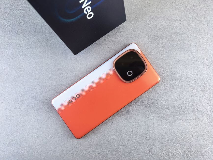 Smartphone laranja com design traseiro exclusivo