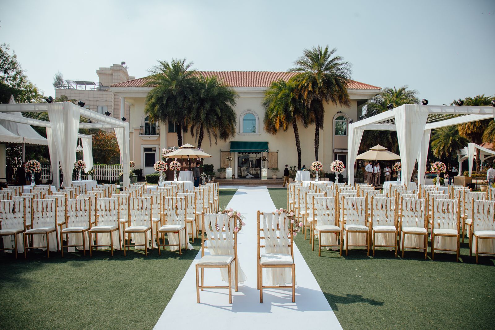 Location all’aperto allestita per una cerimonia di matrimonio
