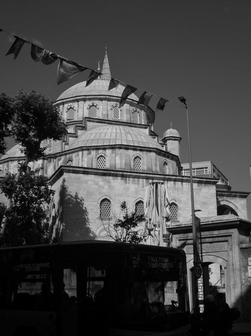 Free Black and white photo of a historic mosque in İstanbul, capturing timeless architecture. Stock Photo