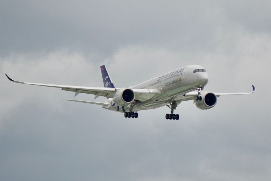 Photo by Tuan Vy Spotter Cloudy sky with a passenger airplane in flight, capturing aviation dynamics.