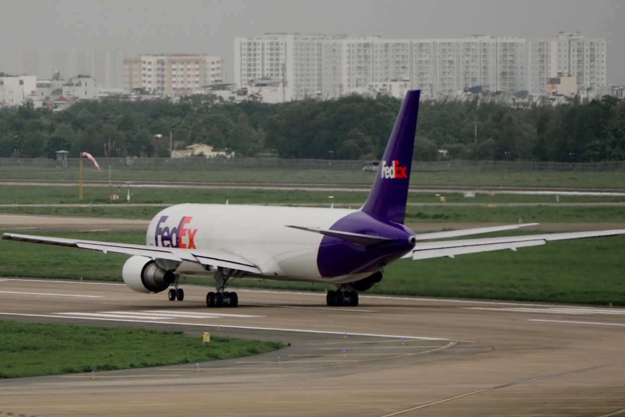 Avion cargo au sol sur le tarmac d&rsquo;un a&eacute;roport, pr&ecirc;t pour le d&eacute;collage