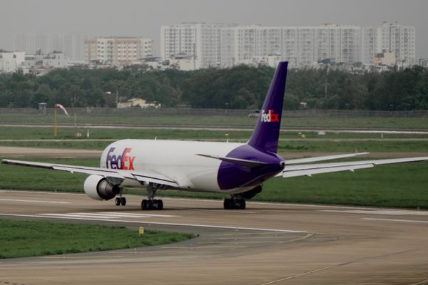 Avion cargo au sol sur le tarmac d&rsquo;un a&eacute;roport, pr&ecirc;t pour le d&eacute;collage