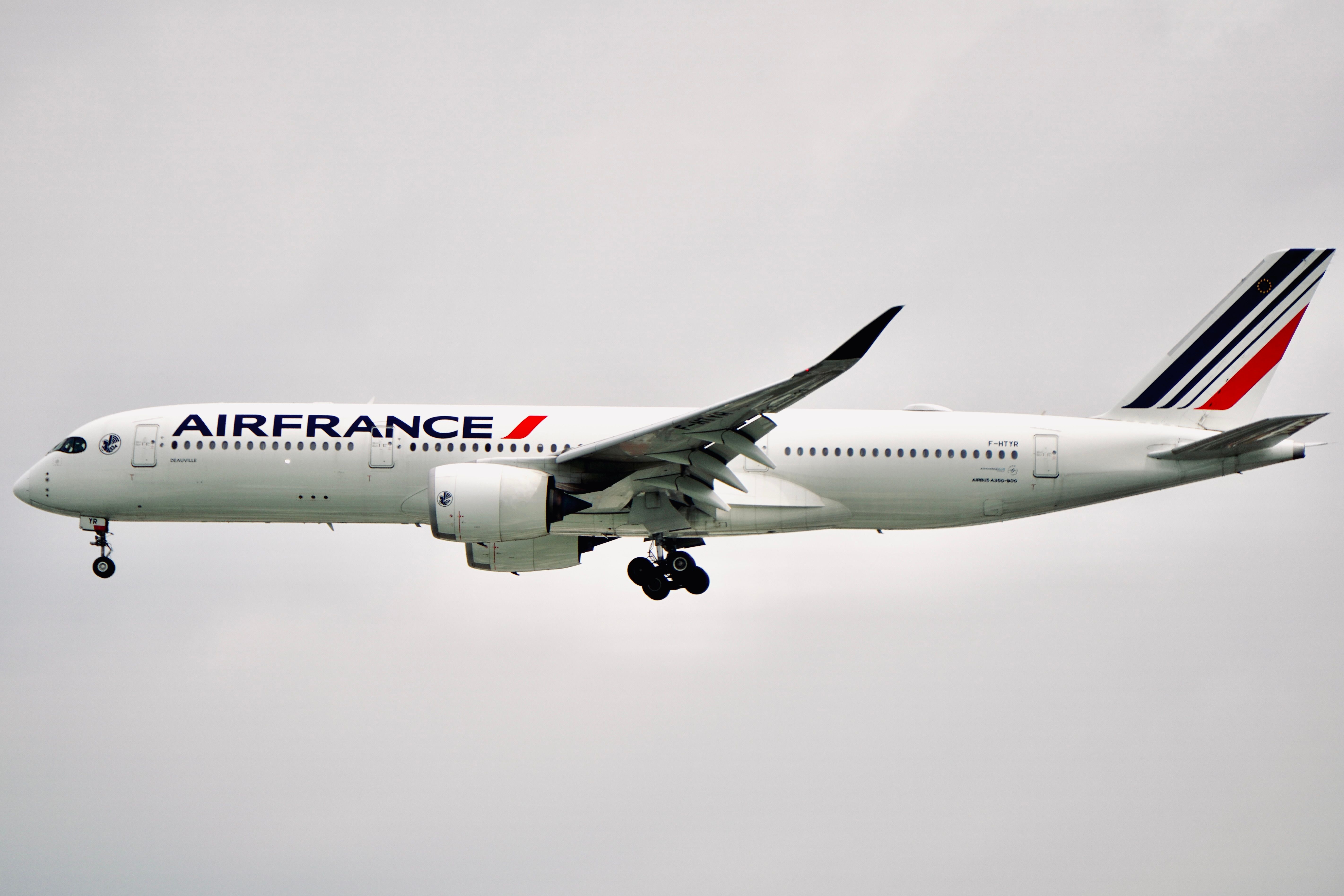 Air France 777-200 Business Class Review 2026: Seats, Food, Best Seats & Value