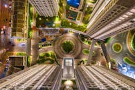 印度尼西亚万丹的现代城市夜景航拍照片令人惊叹，建筑物灯火通明