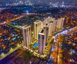 印度尼西亚万丹夜间现代摩天大楼的迷人鸟瞰图