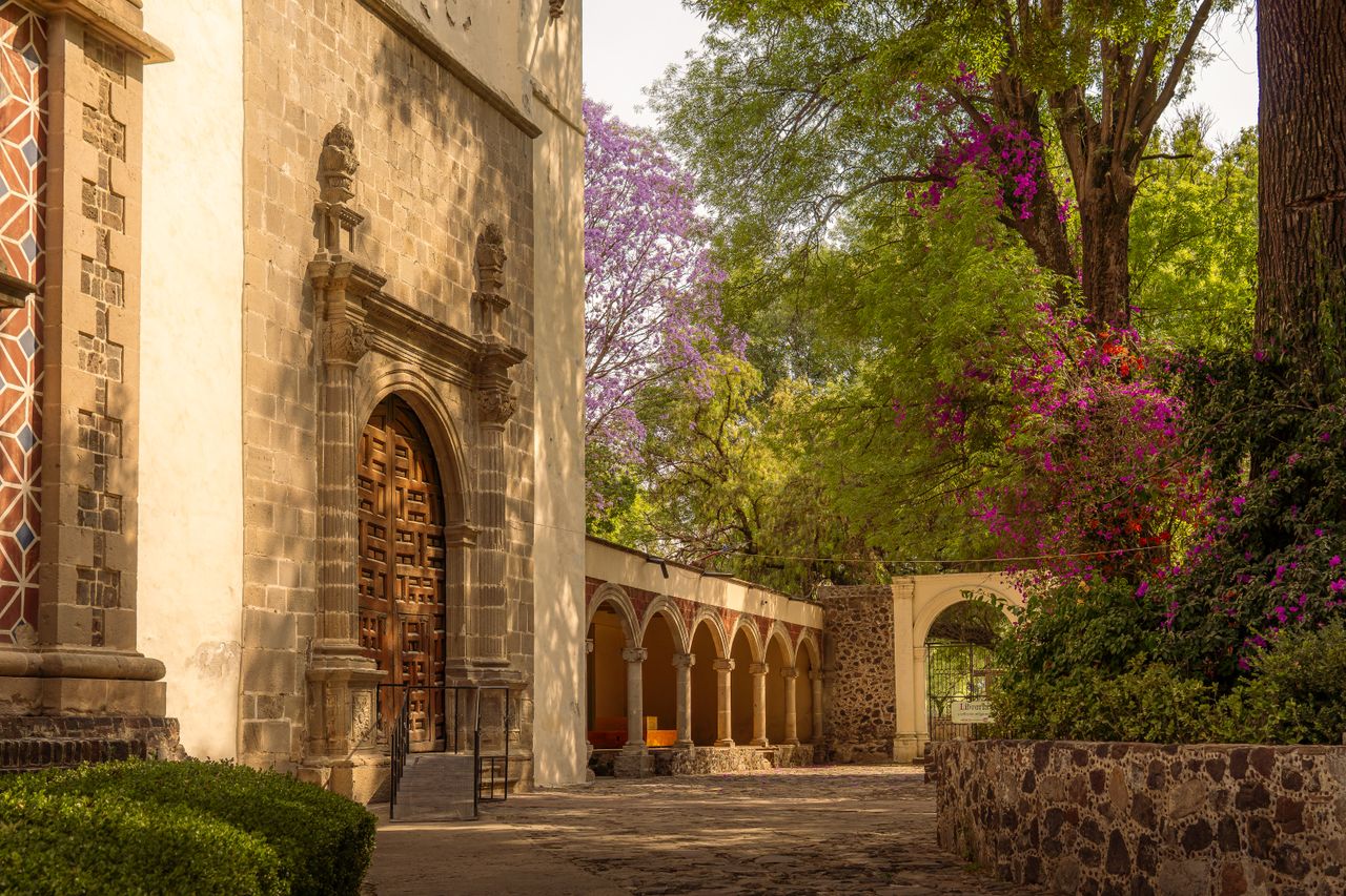 Église coloniale jaune mexicaine arches