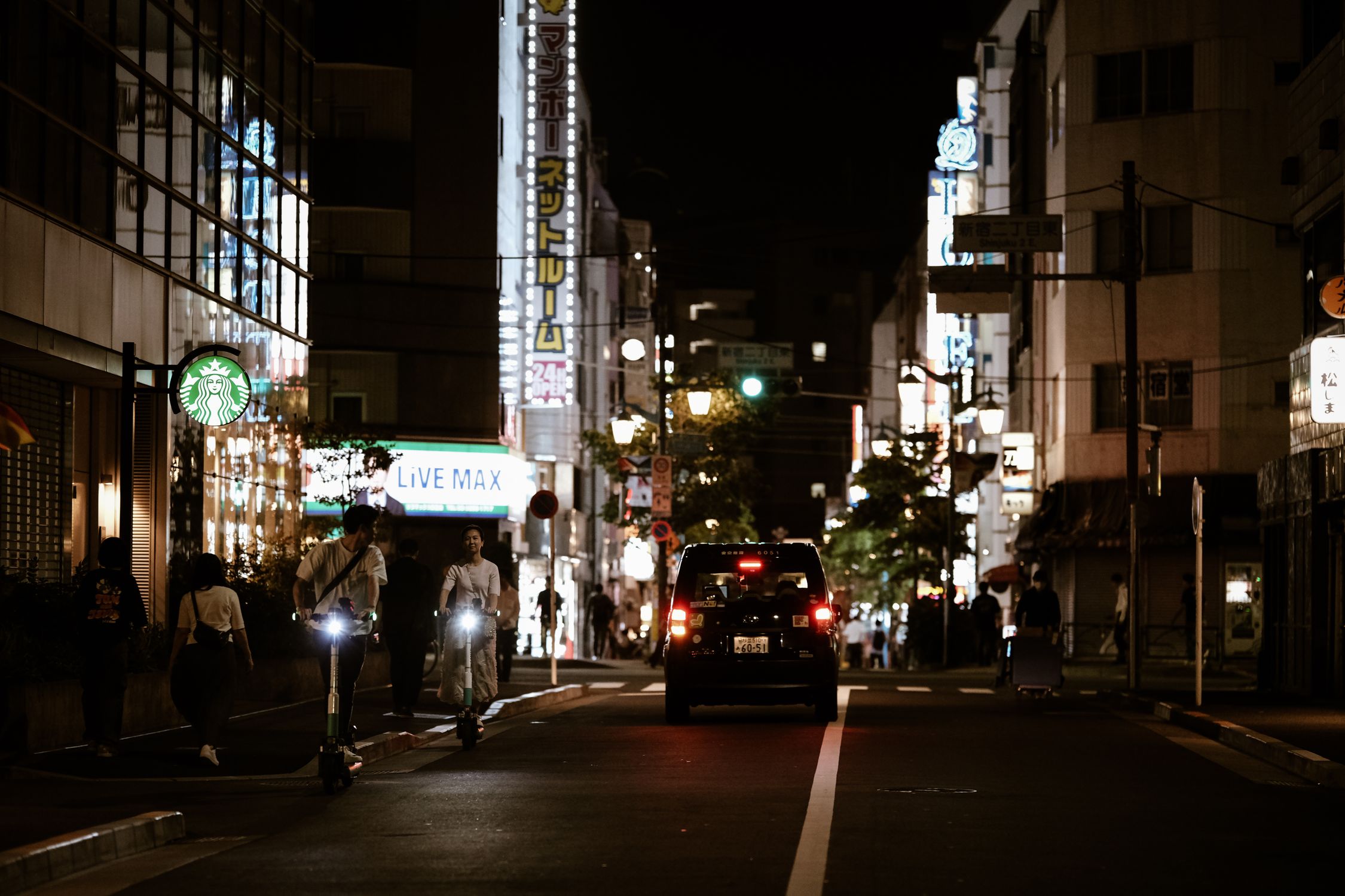 Vibrant Nightlife in Shinjuku Tokyo Cityscape · Free Stock Photo