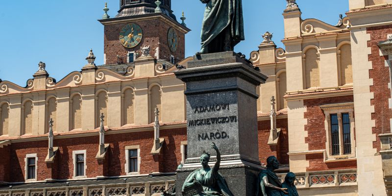 El monumento a Adam Mickiewicz en la plaza del Mercado de Cracovia