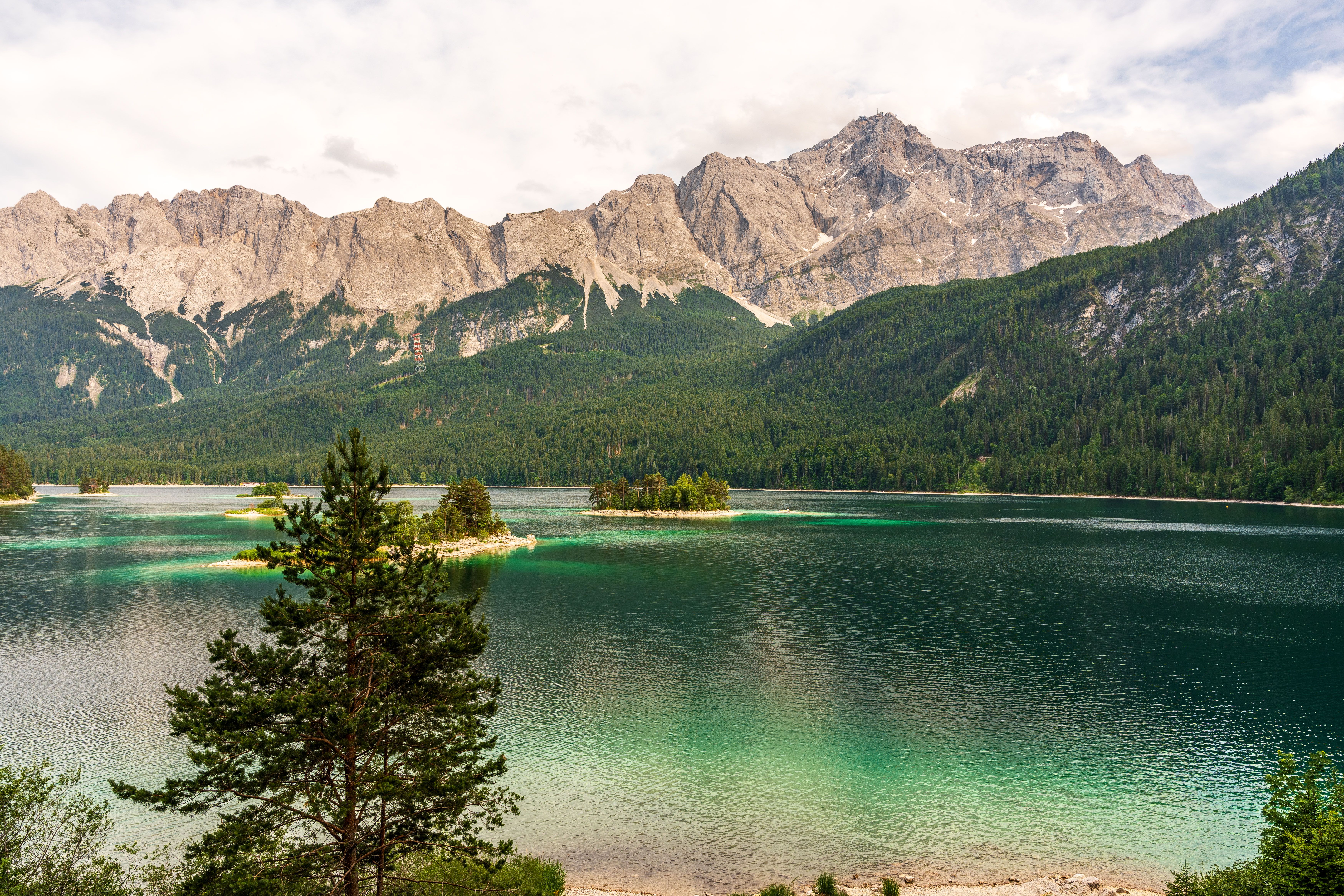 Eibsee vor der Zugspitze unter sonnigem Himmel in alpiner Berglandschaft
