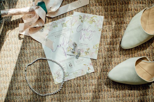 การ์ดแต่งงานและเครื่องประดับเจ้าสาวสุดหรู