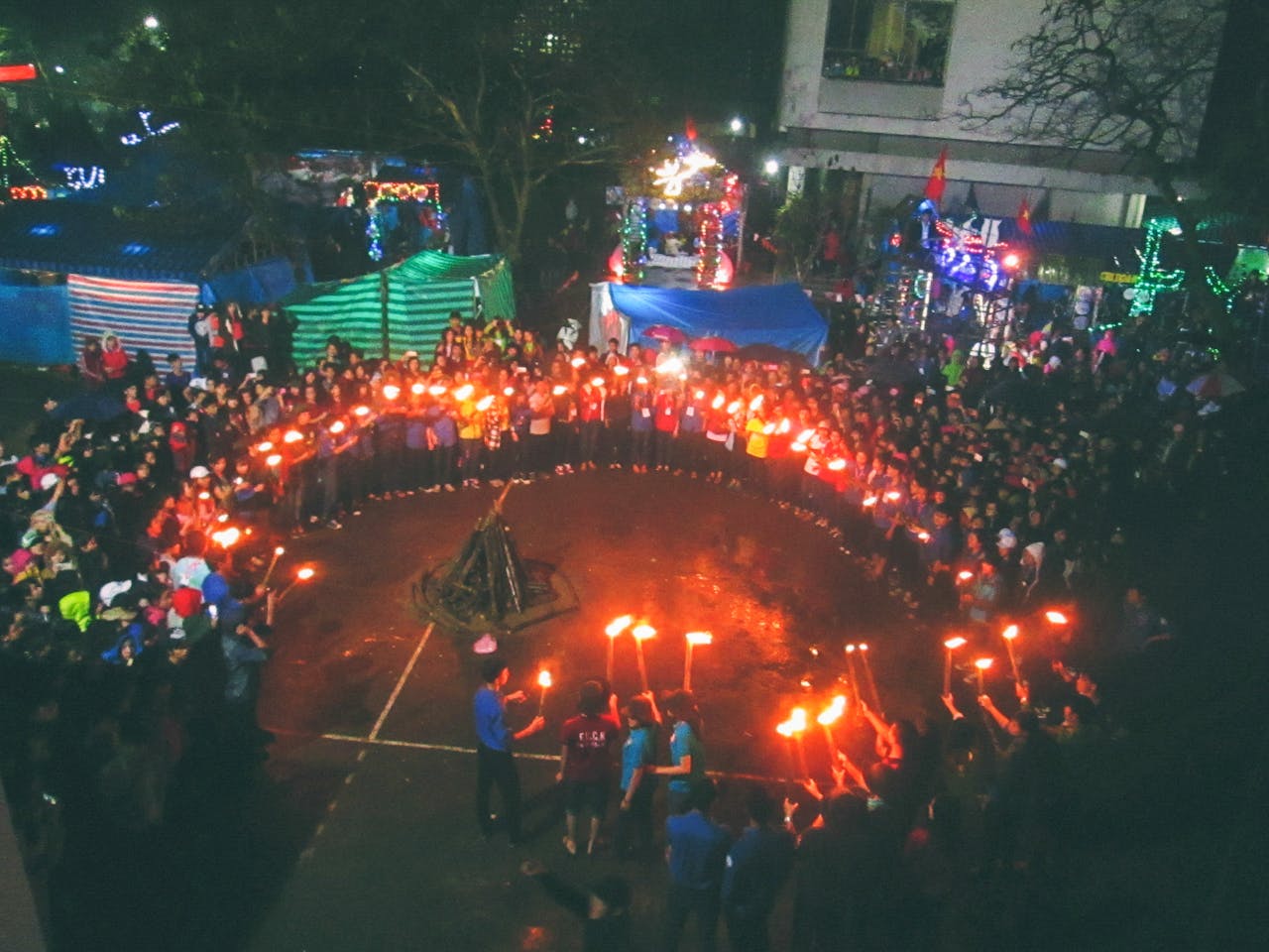 Viết bài văn nghị luận về vấn đề học sinh xả rác bừa bãi ở trường học