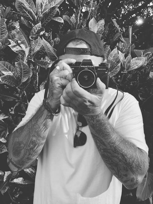 Free Grayscale Photo of Man Holding Camera Stock Photo