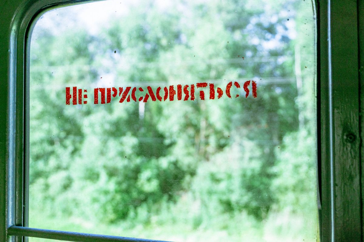Geam de tren cu un avertisment scris in alfabet chirilic