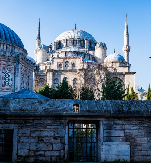 Free Exterior view of a historic mosque in Istanbul, Türkiye with clear blue skies. Stock Photo