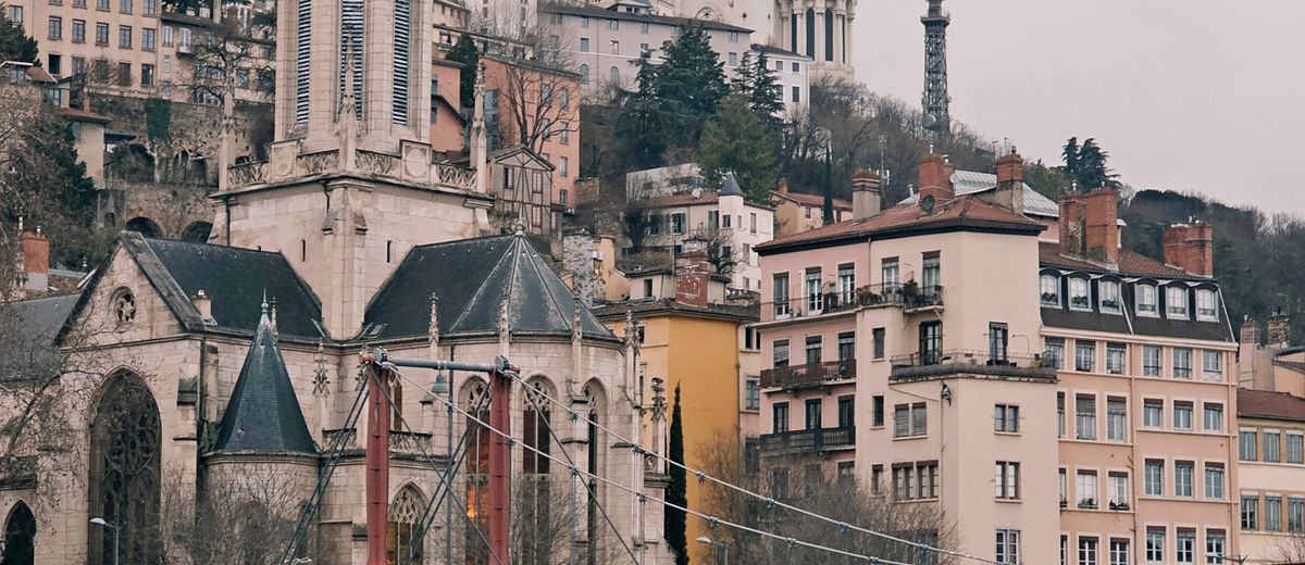 Edificios históricos de Lyon junto al río