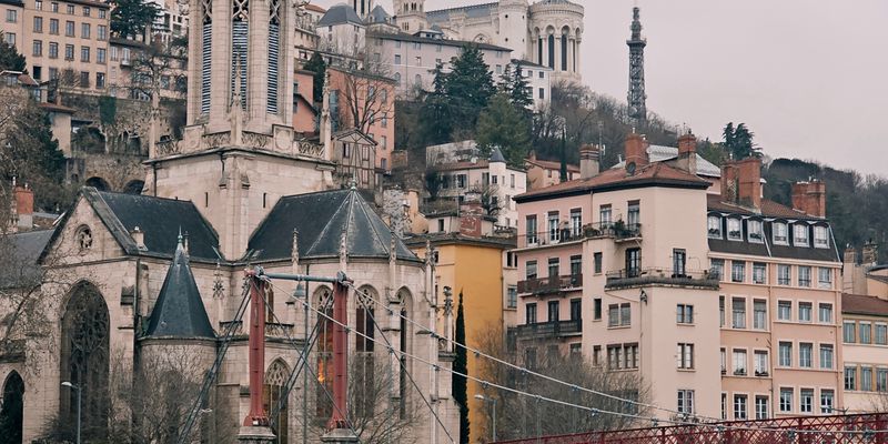 Edificios históricos de Lyon junto al río