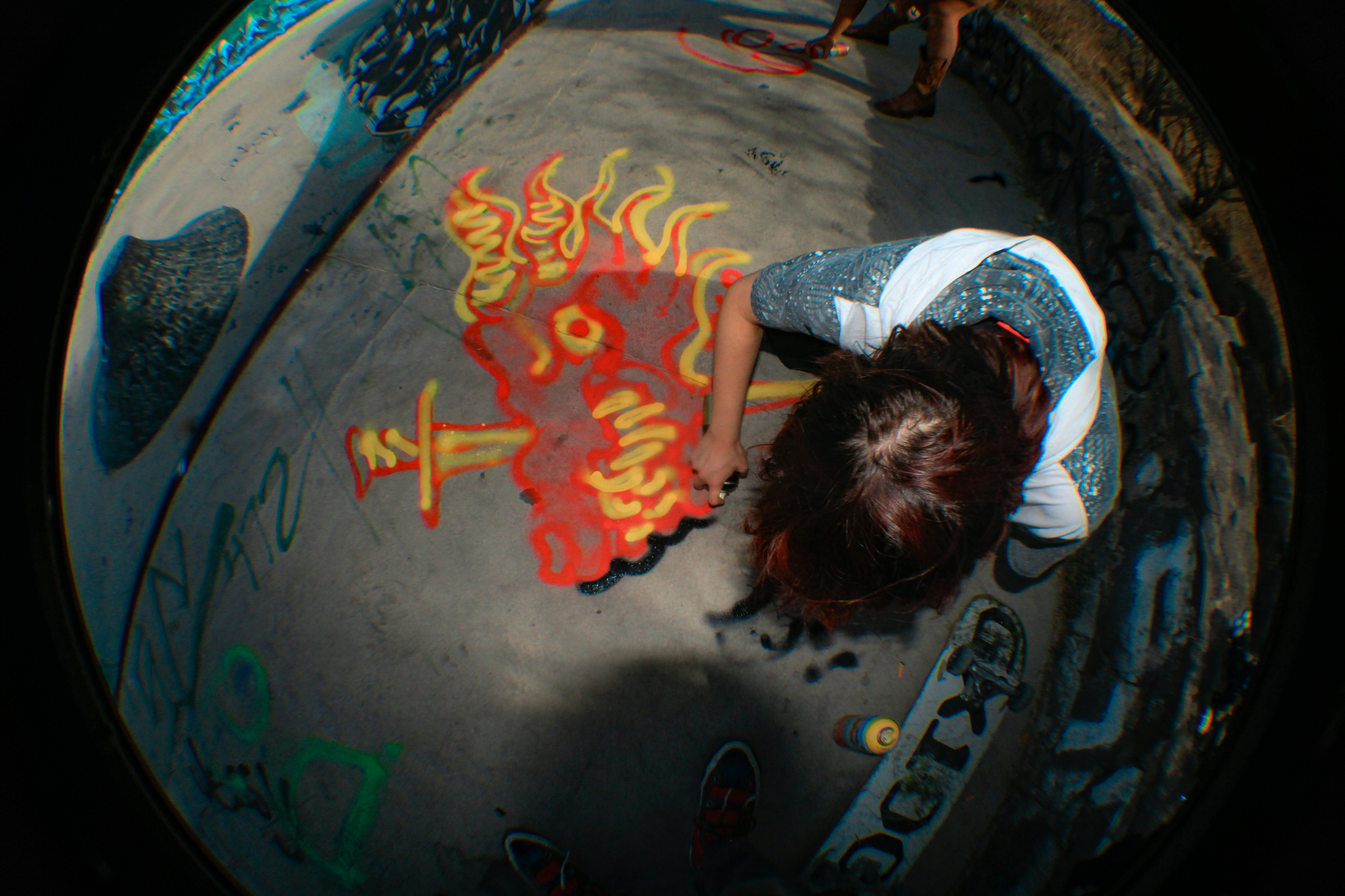 Gratis En gadekunstner skaber levende graffitikunst i skateparken Irapuato i Mexico. Lagerfoto