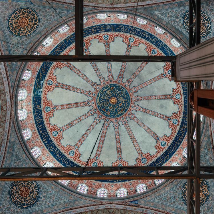 Intricate Mosque Dome Ceiling with Islamic Patterns 路 Free Stock Photo