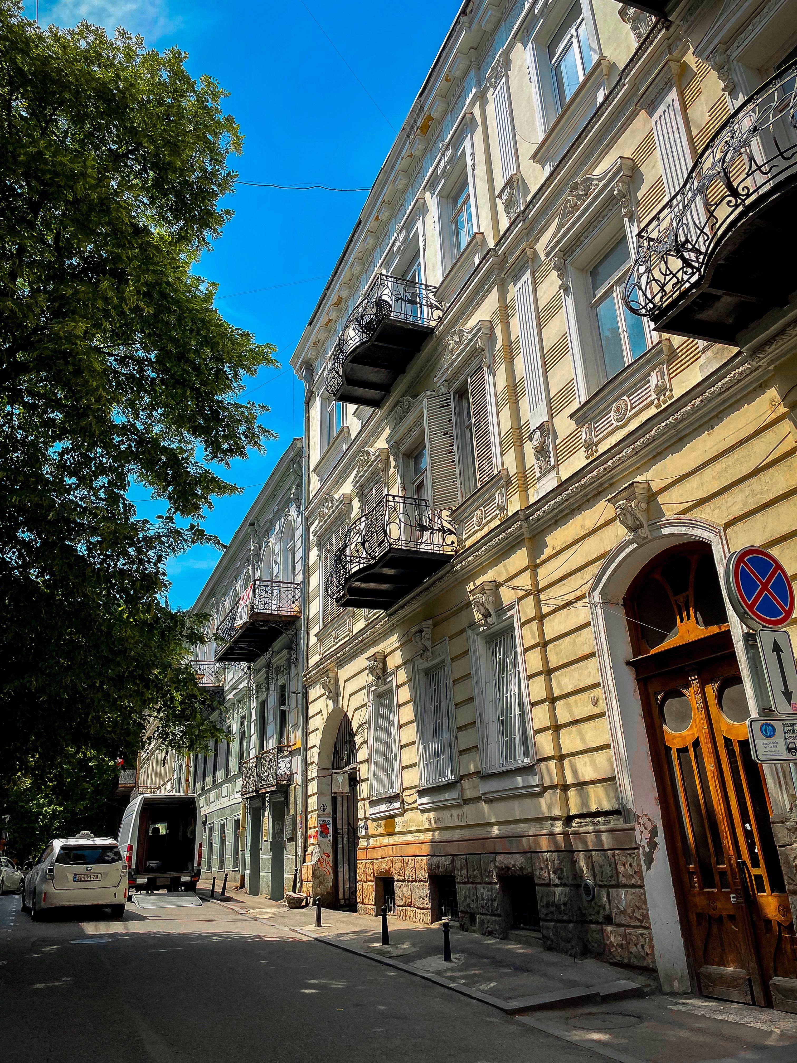 Historic European Street with Classic Architecture · Free Stock Photo