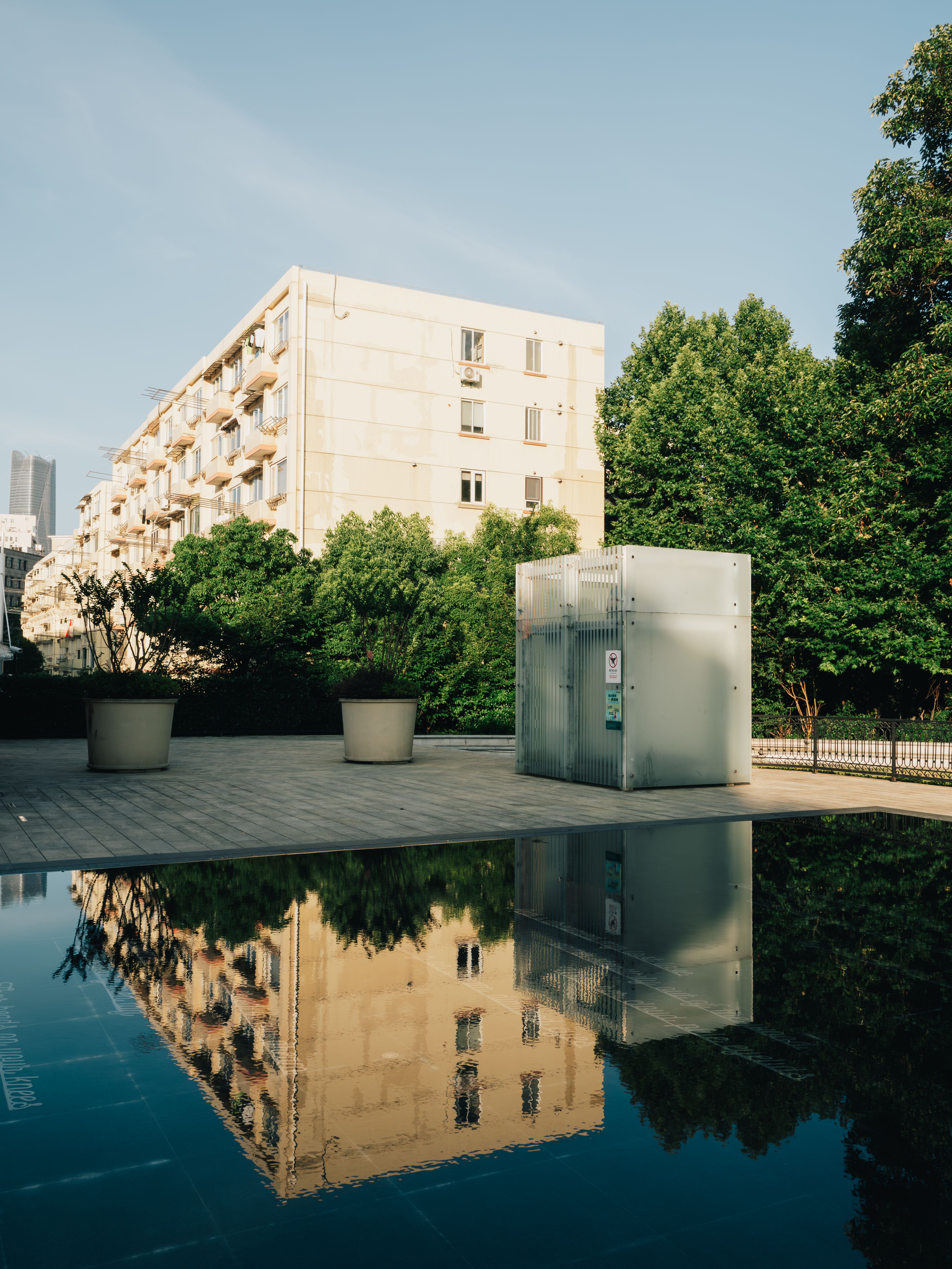 Modern City Building Reflected in Pool · Free Stock Photo