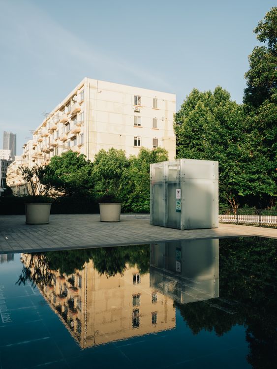 Modern City Building Reflected in Pool · Free Stock Photo