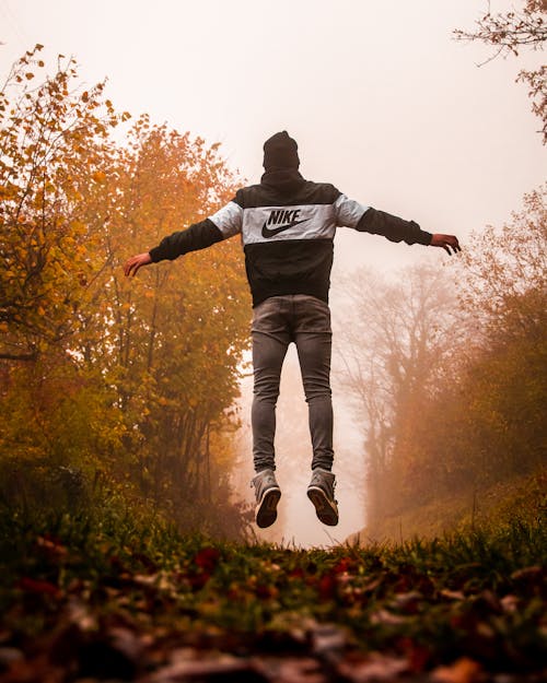 Hombre Con Sudadera Con Capucha Negra Y Pantalón Gris De Pie En El Bosque