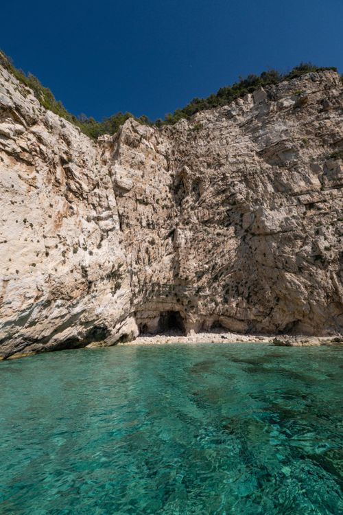 Free Crisp view of limestone cliffs and clear turquoise sea on a sunny day. Stock Photo