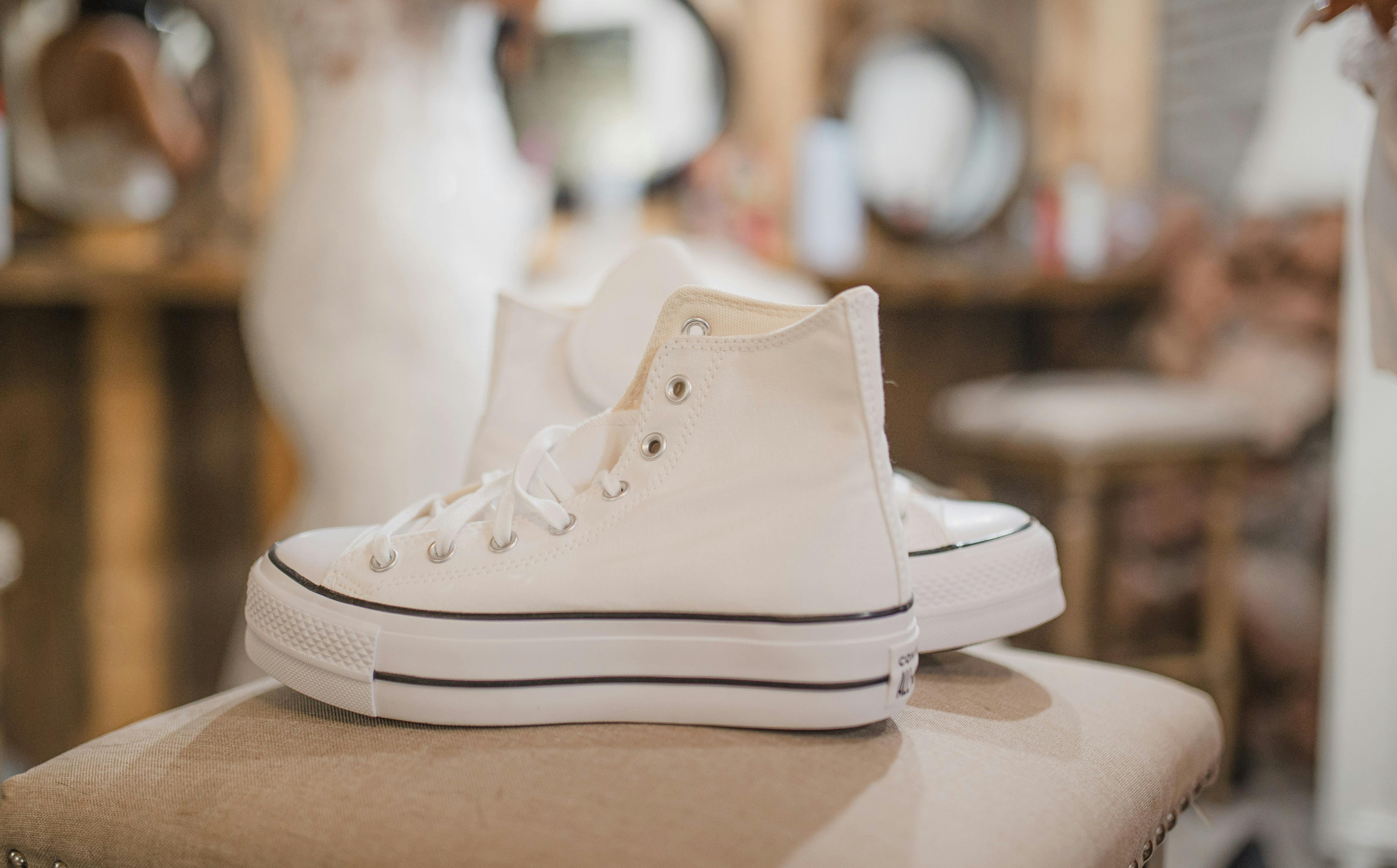 Gelin beyaz spor ayakkabı ve gelinlik kombinasyonu, modern düğün stili, outdoor düğün mekanında çekilmiş fotoğraf, 2026 alternatif gelin trendi