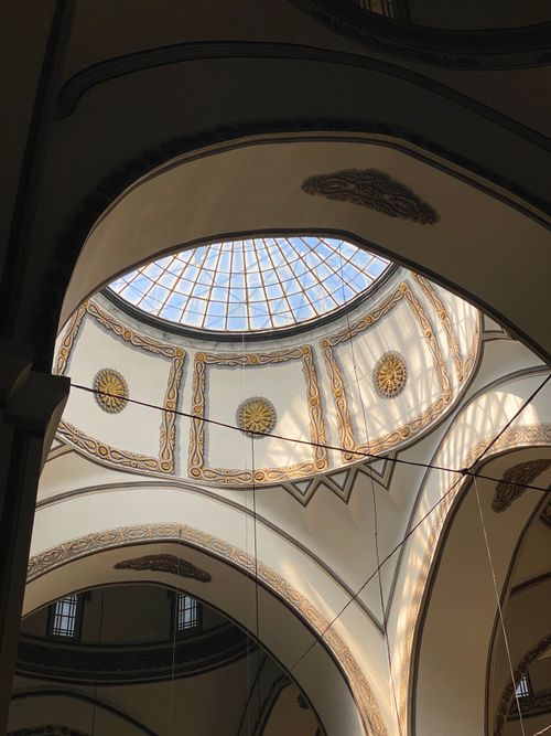 Free Intricate interior of the Grand Mosque's dome in Bursa, Türkiye. Stock Photo