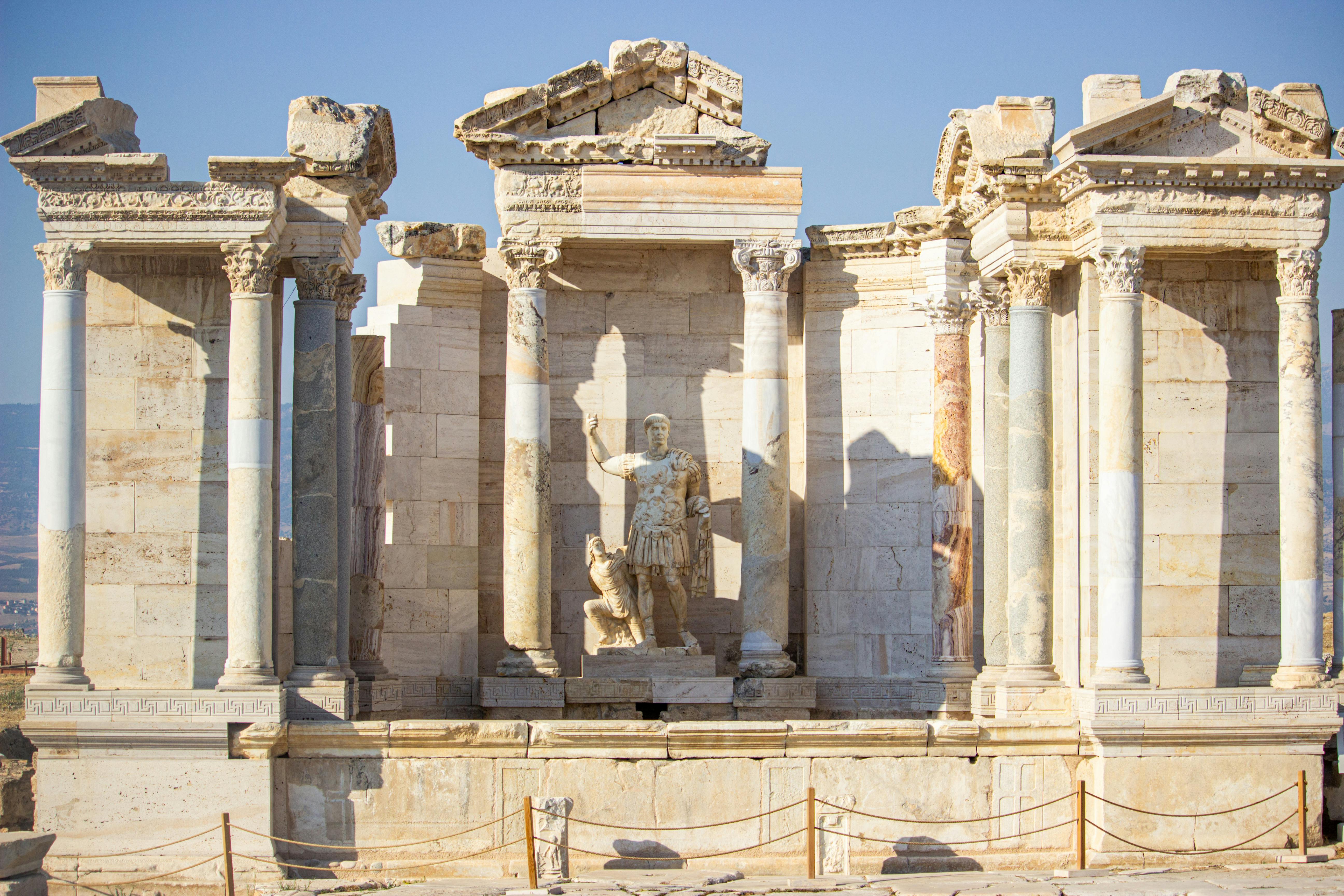 Ücretsiz Klasik mimarinin nefes kesici bir örneği olan Aizanoi'deki iyi korunmuş antik Roma tiyatrosunu keşfedin. Stok Fotoğraflar