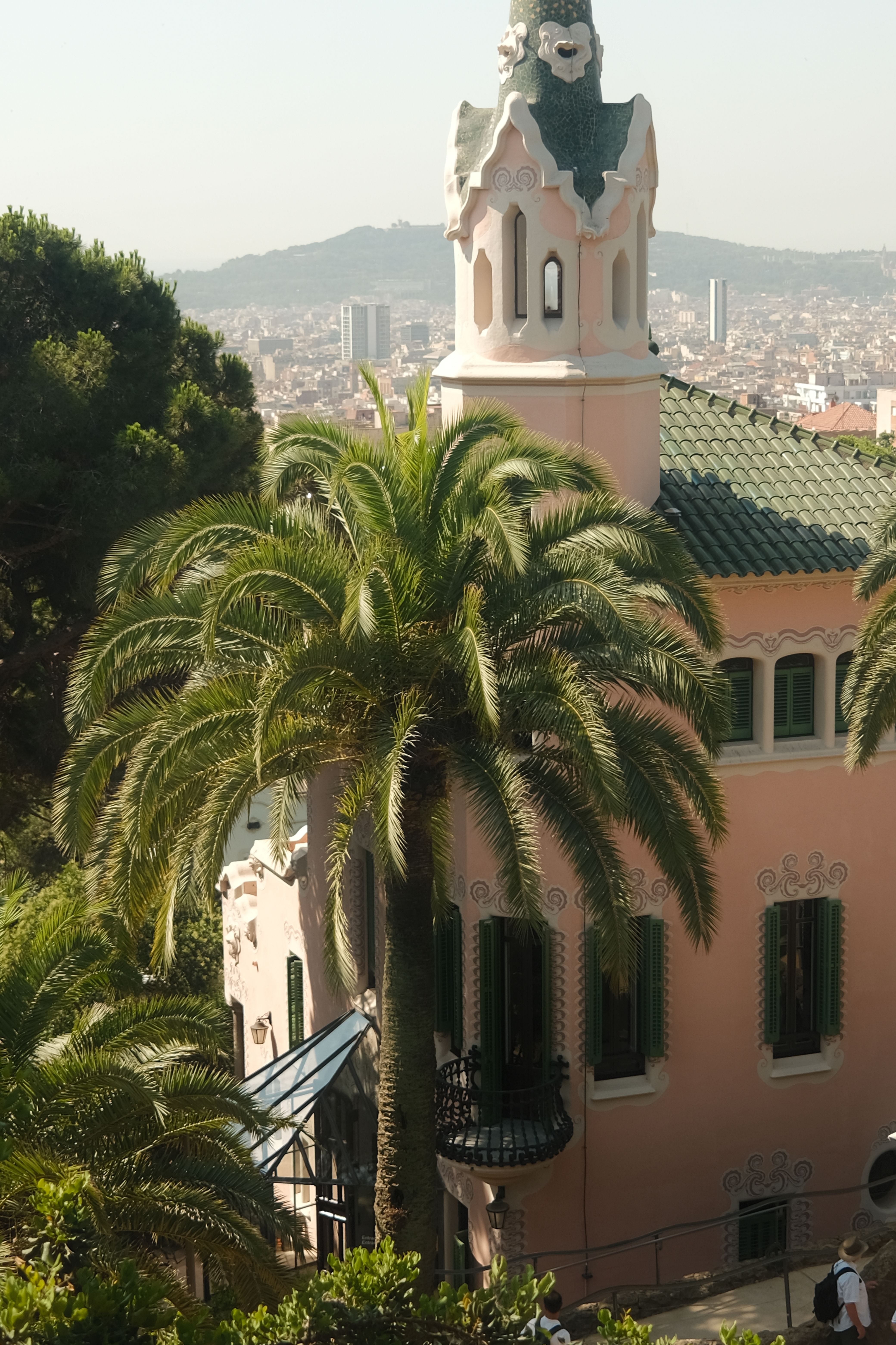 Park Güell din Barcelona cu arhitectura iconică a lui Gaudí, palmieri și vederi panoramice asupra orașului