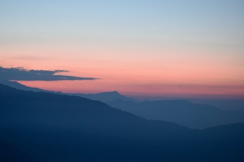 Foto d'estoc gratuïta de hora daurada, horitzó daurat, muntanyes blaves